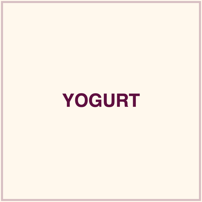 Bol cu iaurt, granola și o linguriță de gem
